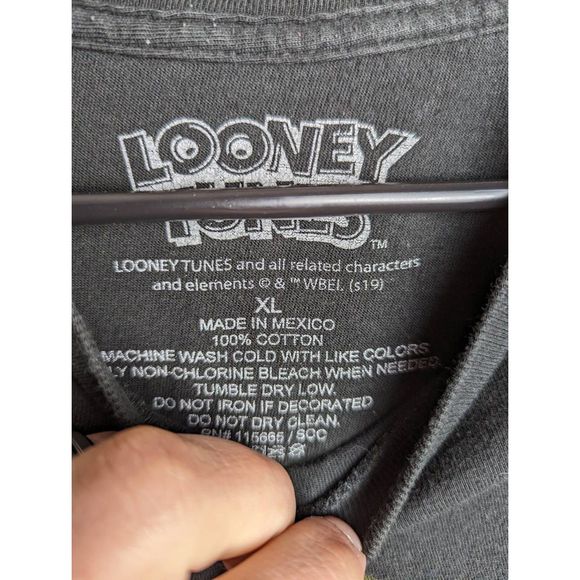3/$18 Looney Tunes "That's All Folks" Shirt - Picture 4 of 4